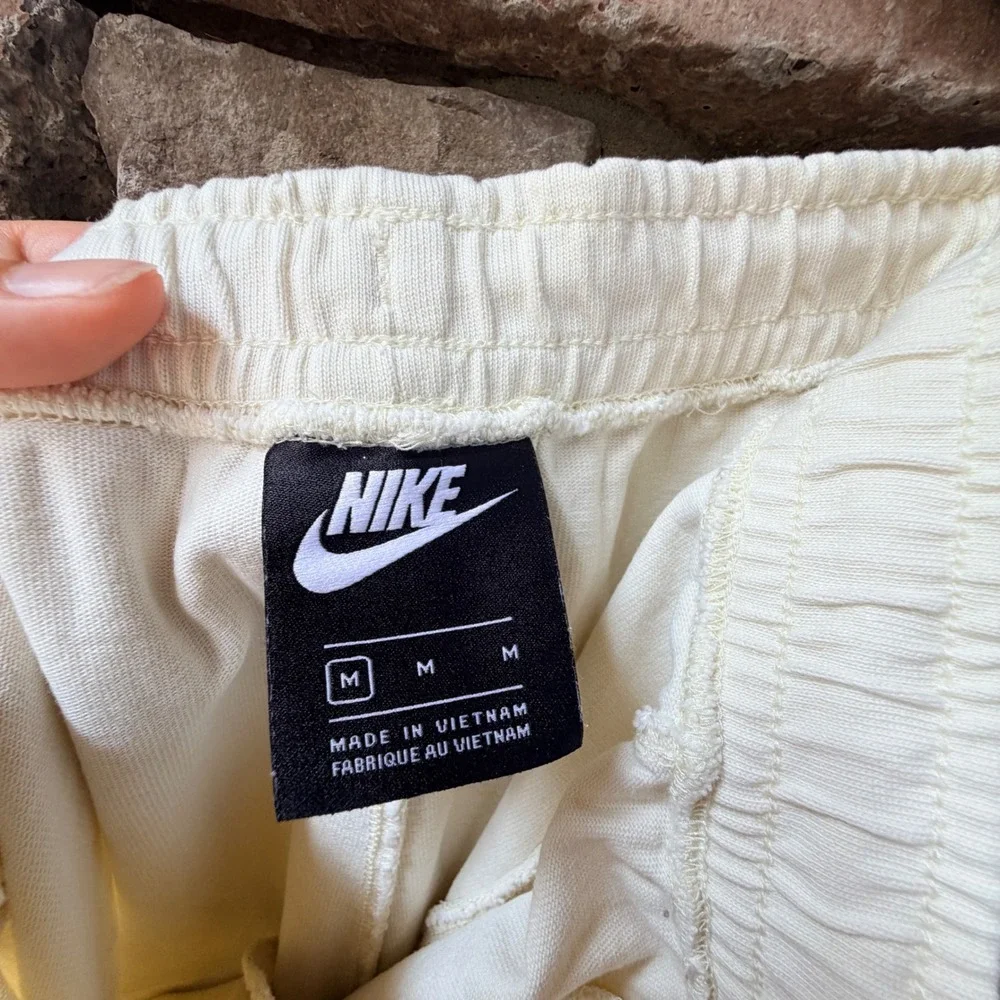Nike Womens Medium  Pale Yellow Shorts Sportswear Essential Cotton High Rise